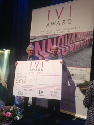 Uitreiking cheque aan de winnaar IVI award 2014, het BHIC